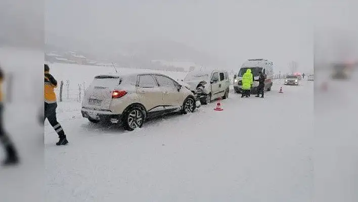 Kastamonu'da otomobil ile hafif ticari araç çarpıştı: 9 yaralı