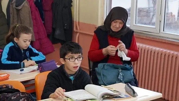 58 yaşındaki kadın, kendisini engelli torunun okumasına adadı