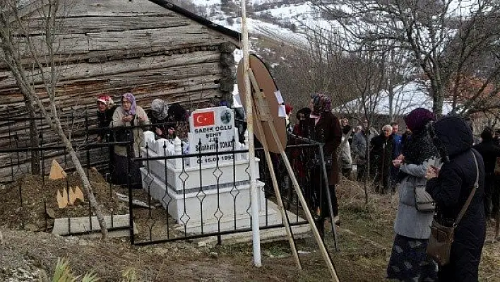 Şehit annesi 27 yıldır yalnız bırakmadığı oğlunun yanına defnedildi