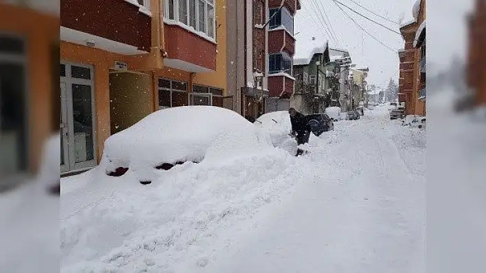 Azdavay ilçesinde kar kalınlığı 1 metreye yaklaştı