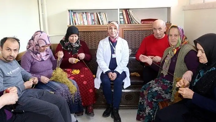 Fizik tedavi merkezinde kilim dokuyarak rehabilite oluyorlar