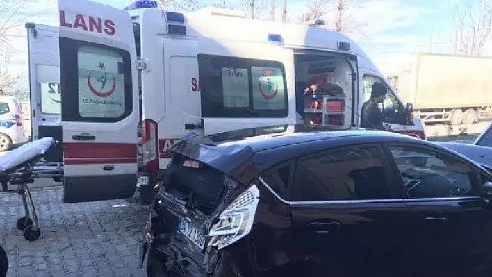 Kamyon, park halindeki araçlarla bisikletli yayaya çarptı