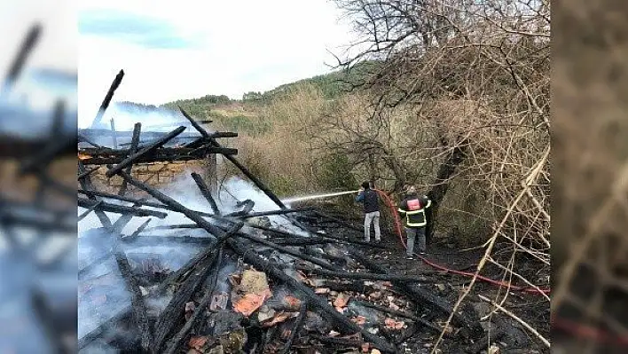 Kastamonu'da 2 katlı ahşap ev yandı