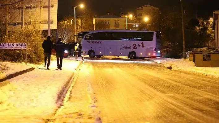 Kastamonu'da buzlanma nedeniyle kayan yolcu otobüsü kurtarıldı