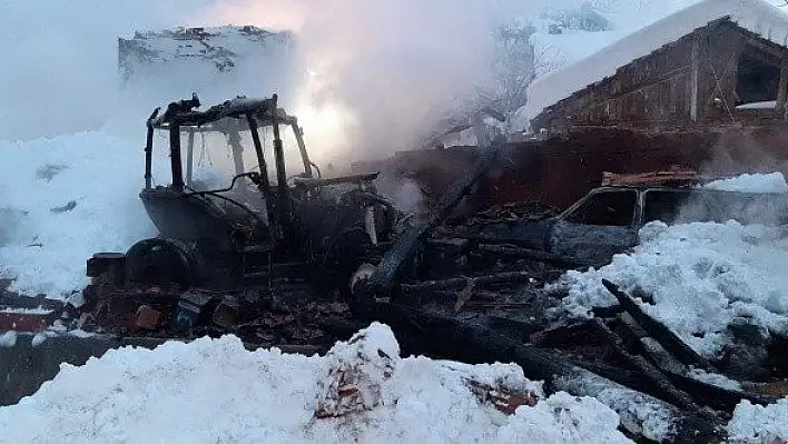Kastamonu'da yangın: Kuruluk, 1 traktör ve 1 otomobil yandı