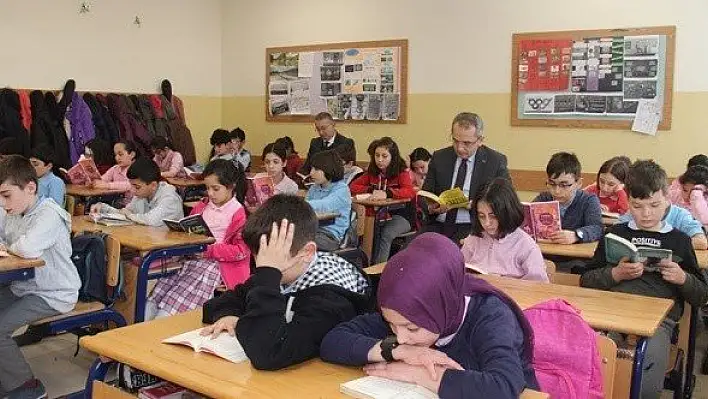 Kaymakam Pişkin, öğrencilerle kitap okudu