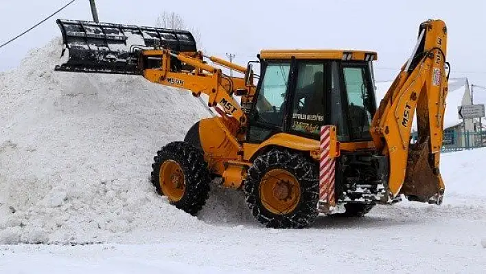 Seydiler'de toplanan karlardan 4 metre yüksekliğinde tepe oluştu