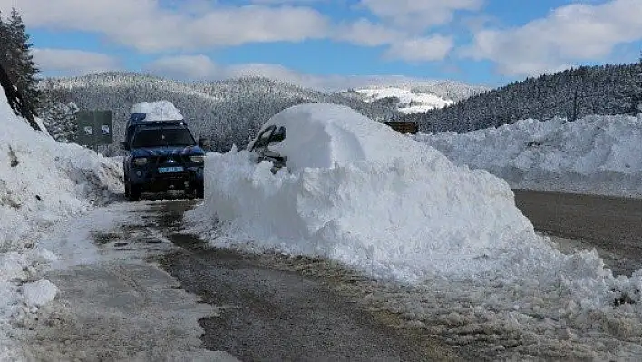 Yol ortasında üzeri karla kaplanan otomobil için 'jandarmalı' önlem