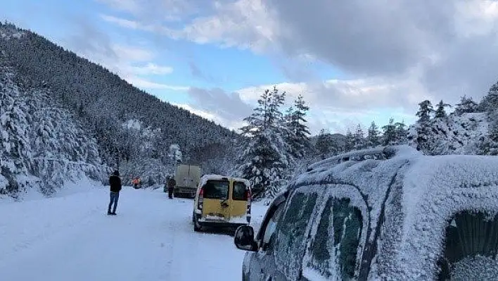 Yolda kayan saman yüklü kamyon, trafiği durdurdu