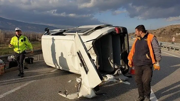 Cenazeye giden minibüs takla attı, 2 yaralı