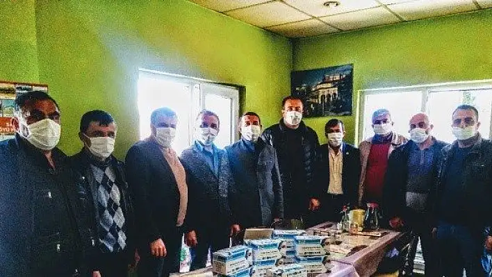 Daday'da köy muhtarlarına yaşlılara dağıtılmak üzere maske verildi