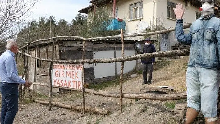 Evinin önüne &quotKoronavirüs var girmek yasaktır" yazdı