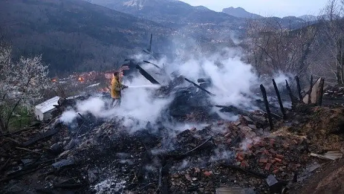 Kastamonu'da ev yangını: 1 ölü, 1 yaralı