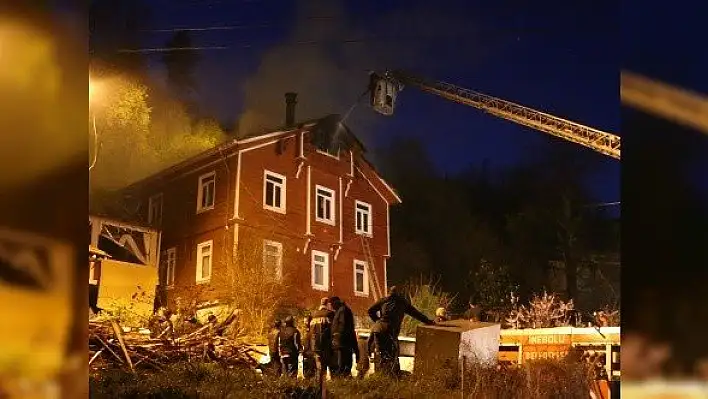 Kastamonu'da köy muhtarı evinde çıkan yangında yaralandı
