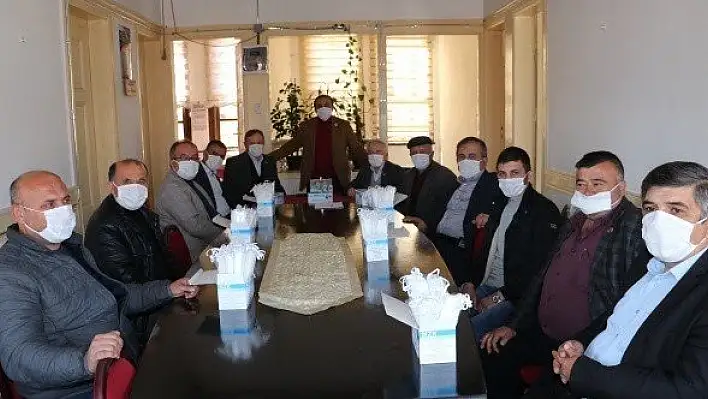 Kastamonu'da muhtarlara koronavirüse karşı maske dağıtıldı