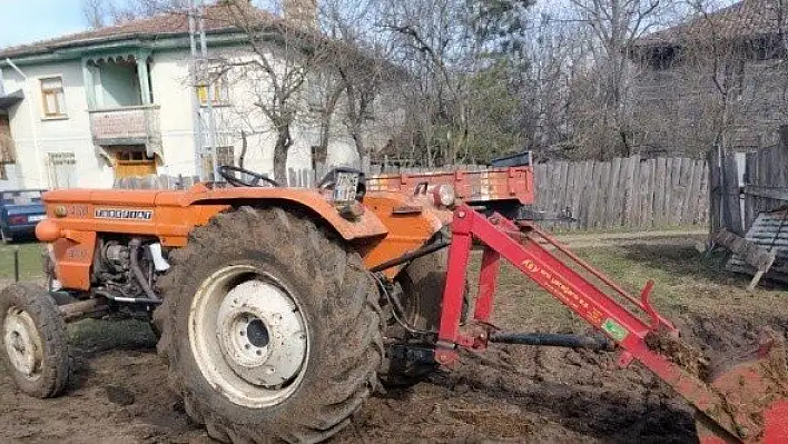 Traktörün demir çubuğuna kafası sıkışan sürücü yaralandı