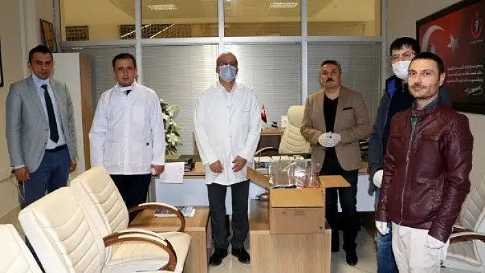 Öğretmenler sağlık çalışanları için evlerini atölyeye çevirdi