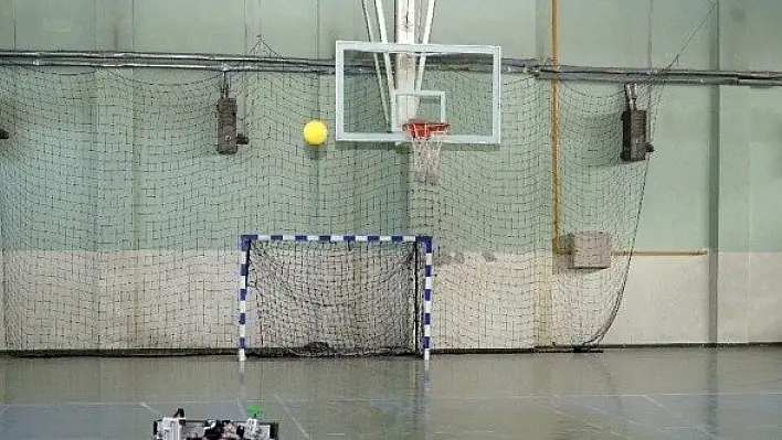 Liseli öğrenciler, basketbol oynayan robot yaptı