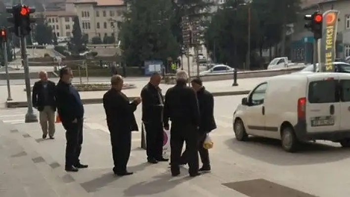 Oturacak bank, açık kahvehane bulamayınca evlerine döndüler