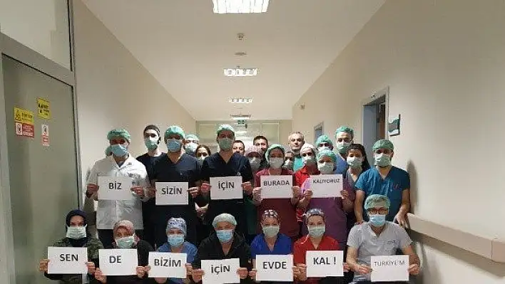 Sağlıkçılardan koronavirüse karşı &quotEvinde Kal" mesajı