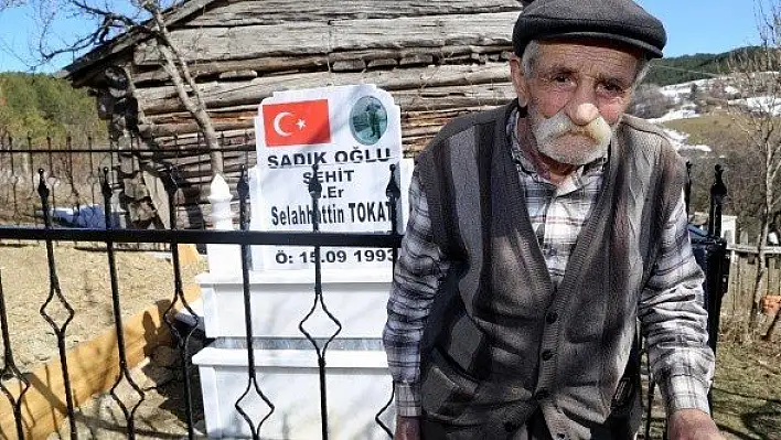 Şehit oğlunu bırakmamak için bir başına kaldığı köyünü terk edemiyor