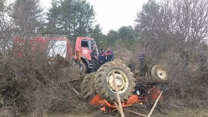 Tarlaya gübre taşırken devrilen traktörün altında kaldı