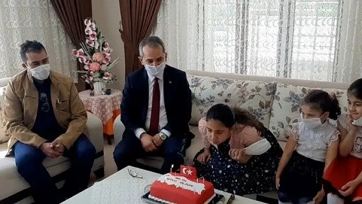 23 Nisan'da doğan çocuğa pastalı sürpriz