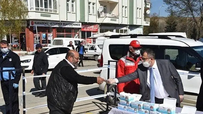 Başkan Çatal, pazaryerinde vatandaşa ücretsiz maske dağıttı