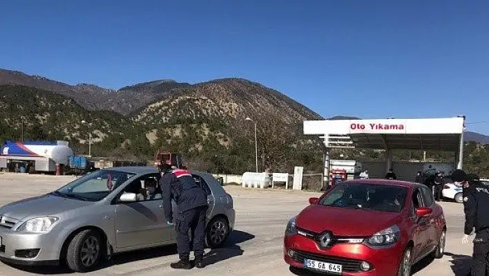 Hanönü'de jandarma ekipleri yol kontrolünde bulunuyor