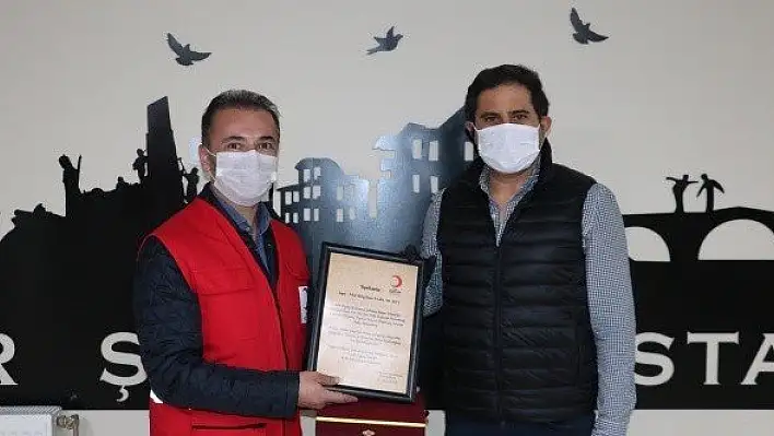 Karantinadayken gıda kolisi bağışlayan hayırsevere Kızılay'dan teşekkür