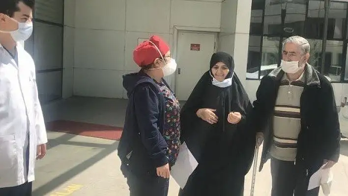 Kastamonu'da koronavirüs tedavisi tamamlanan çift taburcu edildi