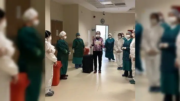 Koronayı yenen hemşire, alkışlarla taburcu edildi