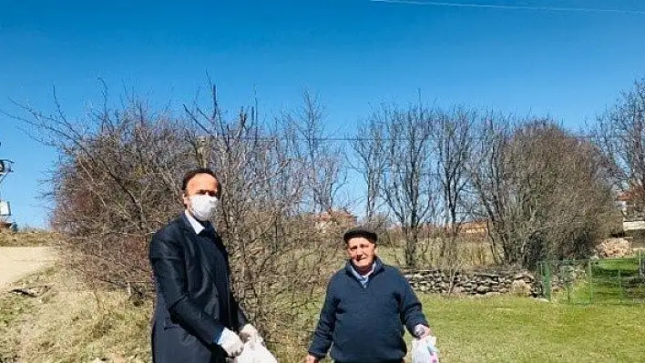 Köy muhtarı, 65 yaş ve üstü vatandaşlara destek oluyor