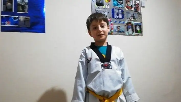 Küçük çocuk, göremediği hemşire annesi için video çekti