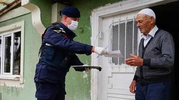 Evine maaşı getirilen yaşlı vatandaş askere dua etti