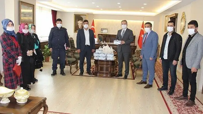 Tosya'da emniyet güçleri ve sağlık çalışanlarına gıda paketi verildi
