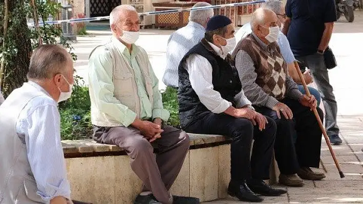 65 yaş ve üstü vatandaşlar yeniden sokağa çıktı