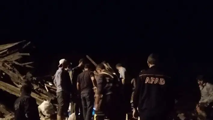 Evi çöktü! Altındaki ahırda bulunan hayvanları telef oldu