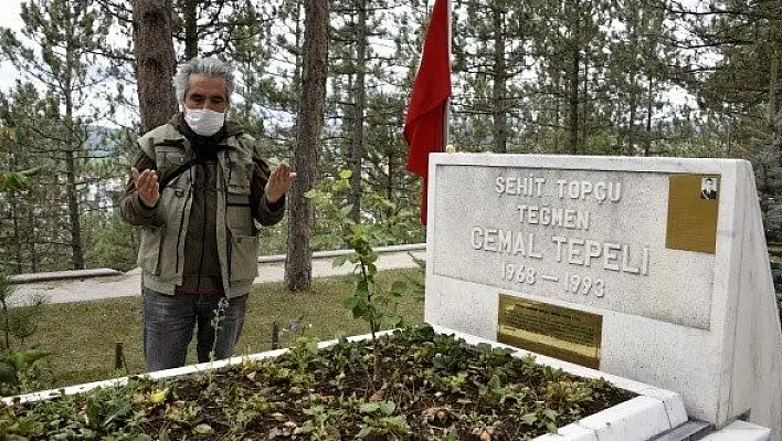Kastamonu'da yerel gazeteci şehit mezarlarına bayram şekeri bıraktı