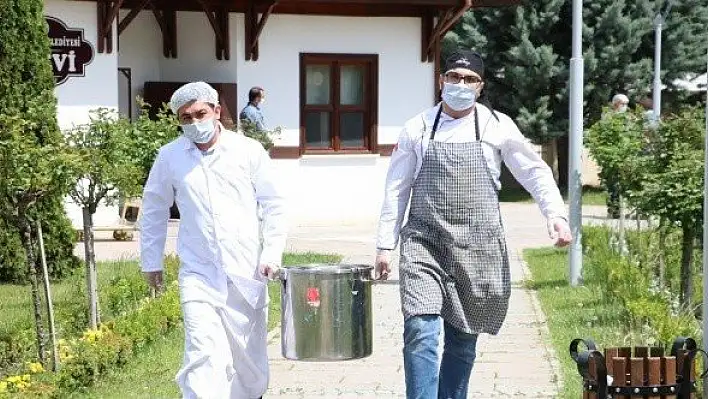 Her gün 350 kişiye aşevinden sıcak yemek ulaştırılıyor