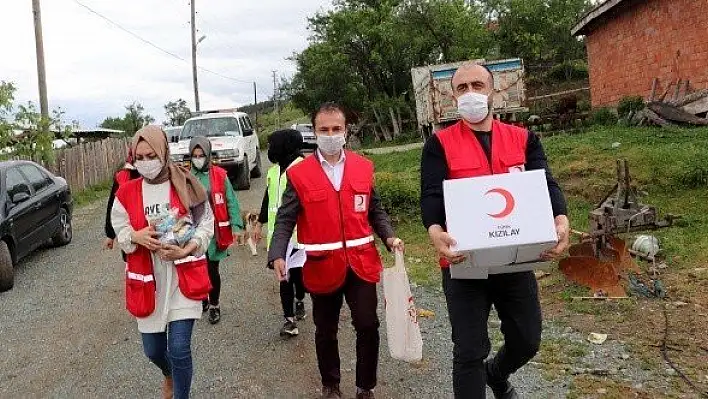 Türk Kızılay gönüllüleri köy köy dolaşıp gıda kolisi dağıtıyor