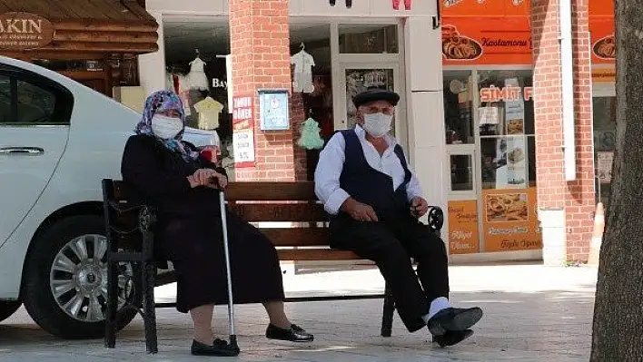 65 yaş ve üzeri vatandaşlar bir hafta aranın ardından dışarı çıktı