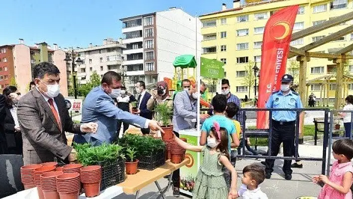 Kastamonu Belediyesi, çocuklara 15 bin çiçek fidesi dağıttı