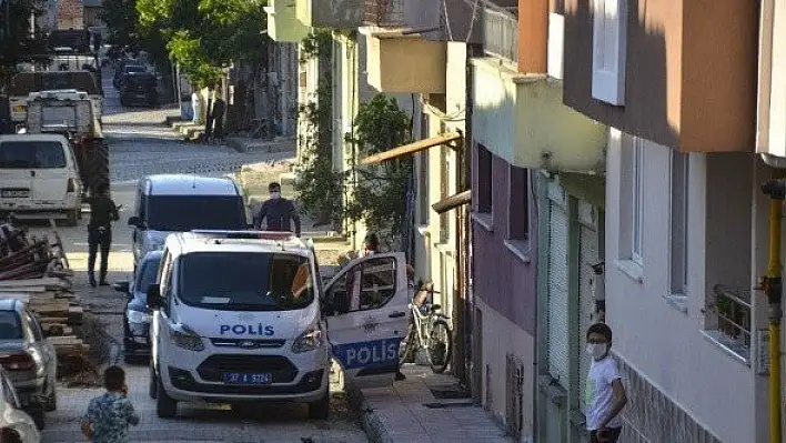 Eşini silahla vurup polise teslim oldu