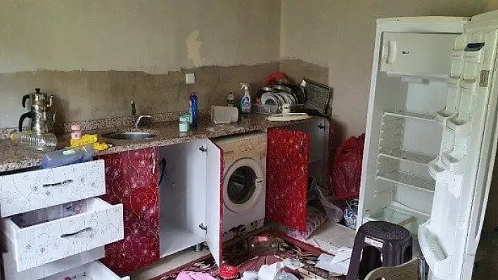 Aç kalan ayı girdiği evin altını üstüne getirdi
