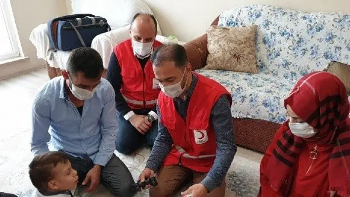 Kızılay ekiplerinden küçük Yiğit'e anlamlı hediye
