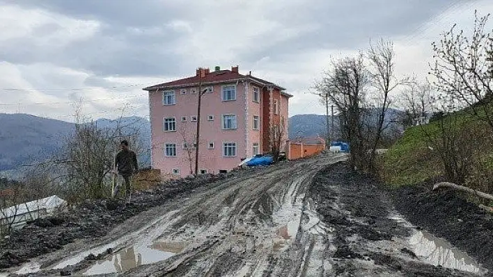 Uzun zamandır yolu yapılmayan köylüler, isyan etti