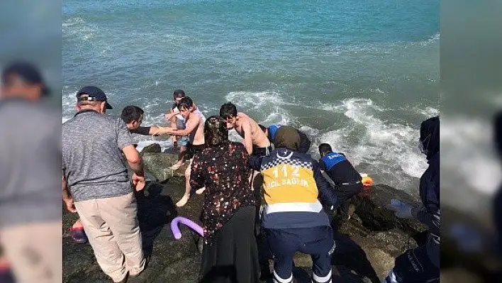 Çeken akıntıya kapılan iki çocuk boğulma tehlikesi geçirdi