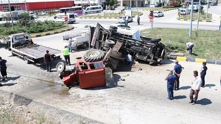 Kastamonu'da kamyonet ile traktör çarpıştı: 2 yaralı