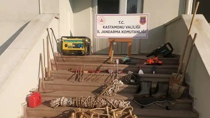 İzinsiz define arayan 4 kişi suçüstü yakalandı